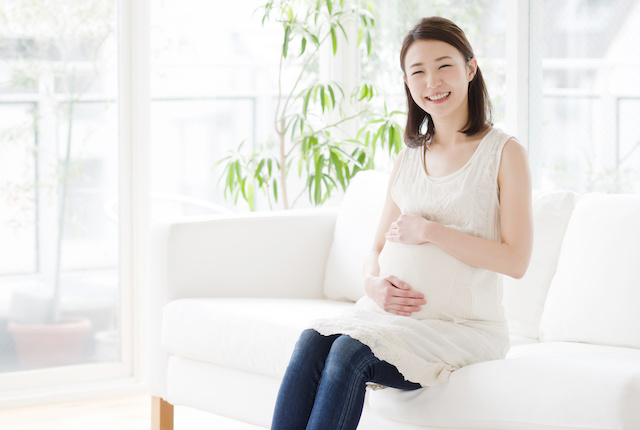 お腹に手をあてた妊婦さん